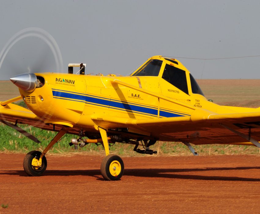 2012-11-01 PRIMEIROS VÔOS DE RECONHECIMENTO DAS AERONAVES NA AEROTEX AVIAÇÃO AGRICOLA EM MONTIVIDIU - GO PARA INICIO DE PULVERIZAÇÃO DE DEFENSIVOS AGRICOLAS NAS LAVOURAS DE CANA DE AÇUCAR . PHOTOS LUCAS LACAZ RUIZ / A13
